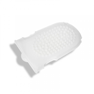 Le Body Glove est un accessoire indispensable pour optimiser la pénétration des actifs et renforcer les effets des soins Biologique Recherche. Composé de deux faces, ce gant en silicone malléable permet de masser toutes les zones du corps.