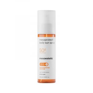 Photoprotection corps SPF 50+ en format spray. Texture fraîche et ultralégère facile à étaler à la finition invisible. Idéale pour les activités sportives ou à l'air libre. Elle peut être appliquée même sur peau mouillée ou transpirante, et ne laisse pas 