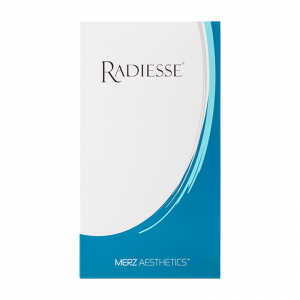 Radiesse® est un produit de comblement dermique injectable qui ajoute temporairement du volume pour aider à lisser et réduire les rides du visage modérées à sévères et donne un effet liftant et raffermissant immédiat sur la peau.